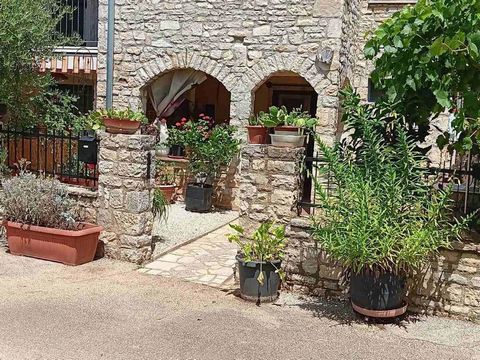 Gelegen in een rustig Istrische dorp op slechts 5 km van Poreč en de zee, is dit charmante stenen huis perfect voor wie op zoek is naar rust en traditionele architectuur. Het pand beslaat drie verdiepingen en biedt een mix van rustieke charme en pote...