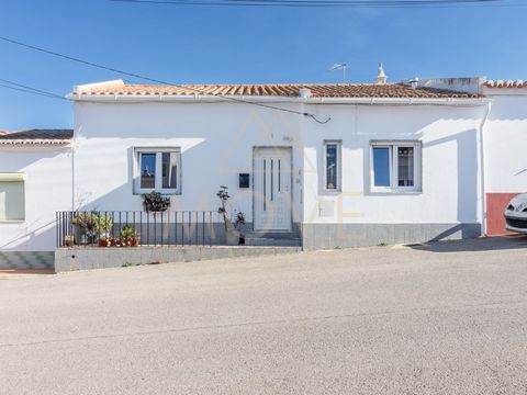 This spacious & traditional village home, laid out over one floor, is perfect for families or those with low mobility. Located in the village of Espiche in the parish of Luz, just a 6-minute drive from Luz beach and 10-minutes from the town of Lagos,...