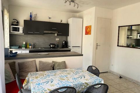 This 50 m² apartment, just 100 meters from the sea, is perfect for a relaxing getaway for up to 3 guests (plus a baby). It includes a comfortable bedroom with a king-size bed (180 cm) and a smaller room with a single bed (90 cm). The open-plan kitche...