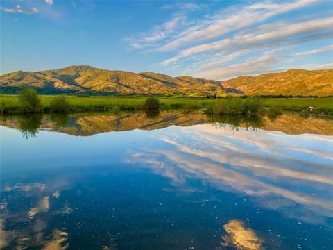 Dies ist eine außergewöhnliche Gelegenheit, über 70 Hektar WENIGER ALS 5 MEILEN von den Pisten des weltberühmten Steamboat Ski Resort, der Innenstadt von Steamboat, 3 Golfplätzen und nur einen Steinwurf von der Chuck Lewis State Wildlife Area entfern...