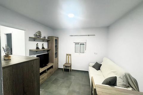 Cet appartement confortable, situé à seulement 300 mètres de la plage, est parfait pour les couples et les petites familles. Il dispose d'une chambre avec un lit double confortable, offrant un espace de détente pour se détendre. Le salon offre un can...