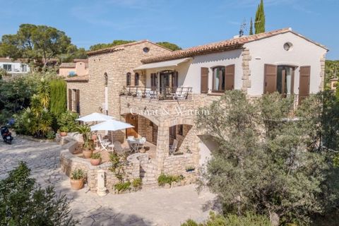 À Saint-Raphaël, entre Cannes et Saint-Tropez, découvrez cette élégante villa en pierres de taille avec une belle échappée mer, située dans un quartier résidentiel paisible à 700 mètres des plages et à 5 minutes du centre-ville. D'une surface de 217 ...