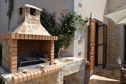 Cocoon Villa ist eine neu gebaute Villa, mit traditionellen Materialien. Ansichtsfenster und Wintergärten ist einzigartig, mit Blick auf die Weißen Berge, das kretische Meer und wilde Eichen. 5 km von der historischen Altstadt von Rethymnon und verbi...