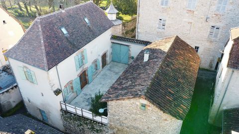 Dans le charmant et typique village de Marcilhac s/ Célé, étape du GR651 du chemin de Compostelle, venez vite découvrir cette ancienne ferme rénovée au coeur du bourg, à 2 pas de la plage, des commodités (boulangerie, épicerie, restaurant) et des ser...