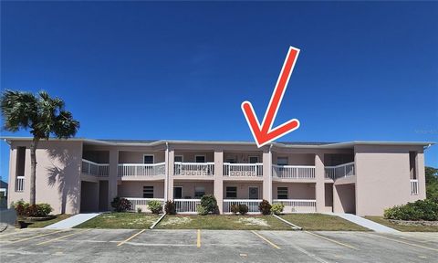 Kommen Sie und genießen Sie den entspannten, gemütlichen Lebensstil Floridas in dieser Wohnung mit 2 Schlafzimmern und 2 Bädern. Das Hotel liegt in dieser Wohnanlage mit 22 Einheiten von Clubhouse Condominiums in Rotonda W. Eine auf die Urkunde besch...