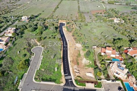 Nestled in one of the most established and sought-after residential areas of Luz, this plot of land presents an extraordinary opportunity for anyone looking to build their dream home in one of the Algarve's most desirable locations. The tranquil surr...