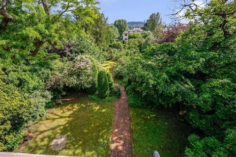 Built in 1930 on a plot of over 1500sqm², this beautiful family home offers nearly 300sqm² of living space and has preserved its original charm and woodwork in a green environment. Set back from the street, it is separated by a first wooded garden an...