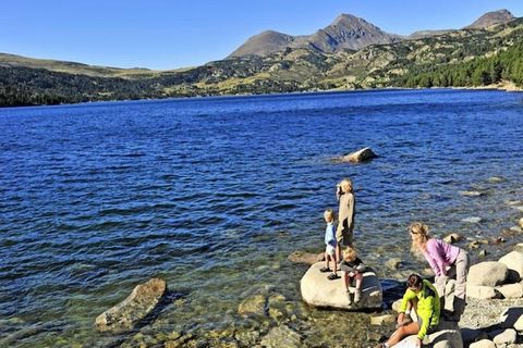 This spacious apartment, located in Font-Romeu in the Pyrenees, offers a comfortable retreat with a stunning view of the surrounding mountains. The apartment includes a living room with a pull-out sofa bed, two bedrooms with either double beds or two...