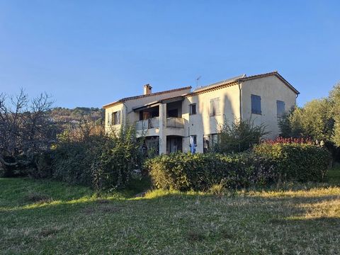 Zu verkaufen: Großes Einfamilienhaus in Fayence mit freiem Blick und Garten Entdecken Sie dieses geräumige Anwesen mit 270 m² Wohnfläche, ideal gelegen in Fayence, nach Süden ausgerichtet mit herrlichem freiem Blick auf den Garten. Diese seltene Immo...