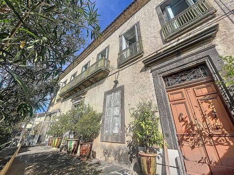 In Agde, this semi-detached house on one side for sale offers a garden of 1279 m² and a terrace and offers a beautiful view without vis-à-vis. This property, located in the Cap d'Agde district, offers an interior area of 471 m², as well as the advant...