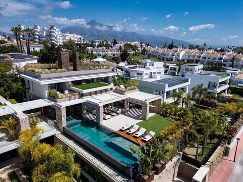 Gadait International le ofrece esta villa de lujo llave en mano enclavada en el corazón del prestigioso barrio de Nueva Andalucía. A pocos minutos de Puerto Banús y cerca de todos los servicios, esta excepcional propiedad combina un diseño moderno y ...