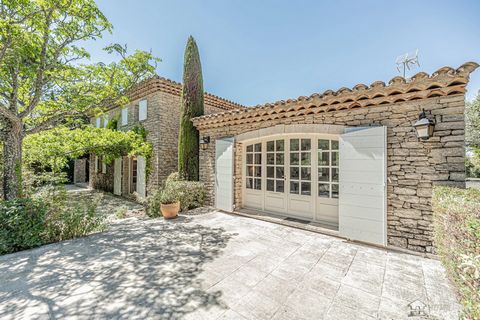 This charming house, which could be described as a contemporary Provencal farmhouse, offers a breathtaking view of Mont Ventoux. It is ideally located at few minutes walking distance from the center of the charming village of Bonnieux in Luberon - Pr...