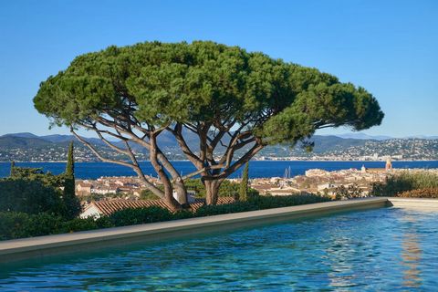 Superb property in a gated estate, within walking distance of the centre of Saint-Tropez, offering panoramic views of the sea and the village of Saint-Tropez. Located in a quiet area, facing west with an exceptional panorama, just one kilometre from ...