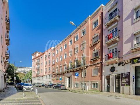 1-bedroom apartment with commercial allocation, with 64 sqm of gross private area, in a building with an elevator, located on Rua Custódio Vieira, in the Amoreiras area, Lisbon. Previously used as an office, the property is set in a well-maintained b...