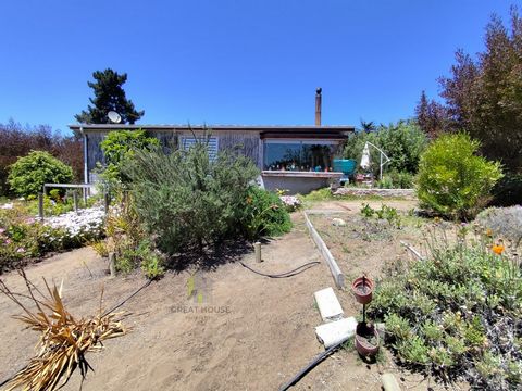 Maison en bois de 120 mètres couverts. Situé sur un grand terrain plat (1857 mètres), avec un grand parc (entouré de vieux arbres, végétation abondante, diversité de plantes et d’arbres fruitiers, avec plus de 25 ans (avec irrigation goutte à goutte)...