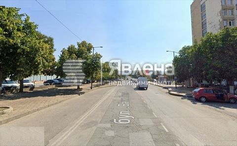 Yavlena offers for sale an industrial warehouse located in the industrial zone of the town of Yavlena. Blagoevgrad with a fast transport connection to the main road E-79 and the Struma highway. The property consists of two plots with a total area of ...