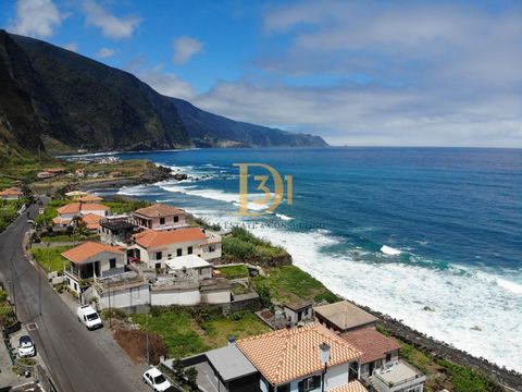 Ontdek de mogelijkheid om te wonen in het meest gewilde gebied in het noorden van het eiland Madeira, in het charmante Fajã da Areia, in São Vicente. Deze villa biedt een bevoorrechte levensstijl, dicht bij de zee en alle essentiële voorzieningen. Pr...