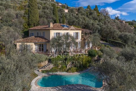 Nichée sur un beau terrain dégagé de 5 500 m² offrant une vue panoramique, à seulement 15 minutes du charmant village de Cabris, cette villa de 240 m² allie confort, élégance et intimité. Baignée de lumière tout au long de la journée, elle se dévoile...