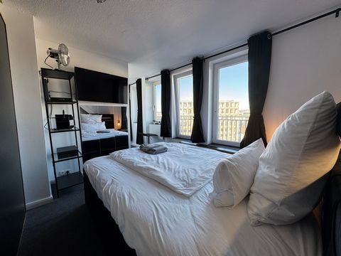 Angeboten wird ein privates Zimmer in einer 120 qm Penthouse Wohnung in absoluter Innenstadtlage mit Blick über Hamburg. - privates Schlafzimmer mit eigenem Zugang zur Dachterrasse - 2 Badezimmer Der Mietpreis enthält sämtliche Nebenkosten wie Heizun...