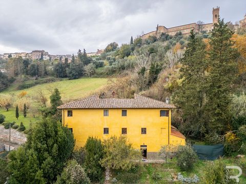 Immerso nella pittoresca campagna toscana, a soli 300 metri dal vivace centro cittadino, ma in un'oasi di pace, si trova questo bellissimo ex casale, ristrutturato con cura e amore nel 2000. La combinazione di fascino storico e comfort moderno ha cre...