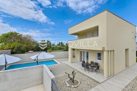 A modern house for sale in a beautiful location, located 900 meters from the sea. With its 125 m2 of living space, it extends over two floors with an ideal layout. It consists of an open space living room with kitchen and dining room, bedroom, bathro...