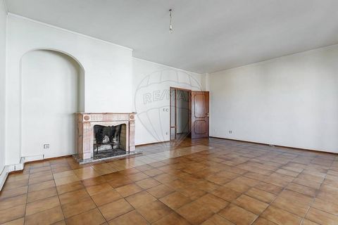 PROBABLY THE BIGGEST T2 OF TOMAR!! There are 117 m2 of private gross area in this extraordinary T2 that can very well be converted into a T3 and still maintain good areas. With the best possible location, this apartment is right in the center and yet...