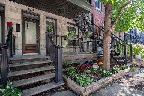 Discover this two-story condo completely renovated in 2017 in a building dating from 1910 located in the popular Saint-Henri neighborhood with two bedrooms and two bathrooms, a stone's throw from the Place St-Henri metro station and downtown Montreal...