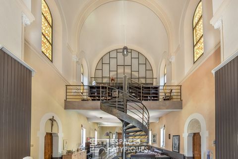 In Villefranche-sur-Saône, this astonishing renovation of about 280m2 on two levels is the result of the rehabilitation of an old chapel. Located in the narthex of this former place of worship, the cloakroom and toilet are ideally located away from t...