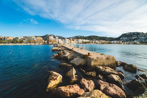 Herrliche, komplett renovierte Wohnung am Strand von Roses. Es verfügt über 3 Schlafzimmer und ist für 8 Personen geeignet. Auf der 2. Etage gelegen. Komplett renoviert und sehr gut ausgestattet, mit moderner und sorgfältiger Dekoration. Es hat eine ...