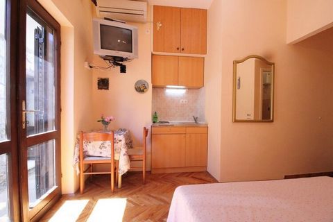 Apartments Magda feature set of accommodation units located in Cavtat, a small town near Dubrovnik. BBQ and ironing facilities available upon request. Baby cot available upon request. Private parking available, reservation is not required. This Comfo...