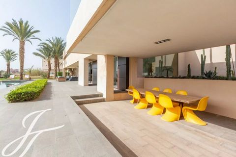 This property is located next to the Palmeraie, in a sought after area a mere 20 minutes from downtown Marrakech. Designed by a super talented architect, the villa with almost brutalist lines perfectly merges in its mineral natural surrounds, only al...