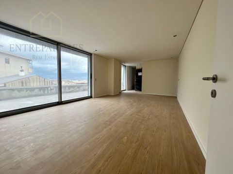 New gated community in the city center of Espinho. Apartments with great areas, high quality finishes and with a modern and functional design. This apartment is located on the 4th floor, with 72 m2 terraces and two parking spaces. The development con...