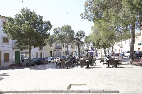 Welkom in dit prachtige vakantiehuis aan de rand van Campos geschikt voor 8 personen. Buiten is het prive zwembad van 6 x 4 m met een diepte van 1 tot 1,6 m, een solarium met 4 stoelen, een terras bij de ingang van het landhuis uitgerust met een tafe...