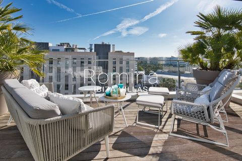 Ático de lujo con fantástica terraza y vistas abiertas a Ses Feixes Magnífico ático en el edificio Ikebana, a poca distancia del puerto deportivo, con todos sus restaurantes y tiendas, también la playa de Talamanca y la ciudad de Ibiza no están lejos...