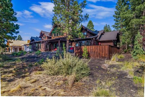 Tucked into the tranquil pines of Caldera Springs Resort, this turn-key industrial mountain modern retreat awaits. Backing to a community greenbelt with walking path, this builder-owned home boasts luxurious & unique appointments throughout. In the h...