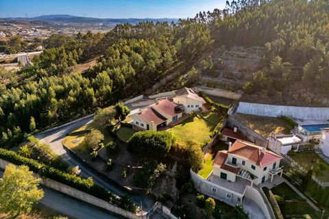 Detached Villa in Venda do Pinheiro, Mafra: Tranquillity, Comfort, and Investment Potential Discover this charming, detached villa in Venda do Pinheiro, Mafra, set on a sprawling estate of 1 hectare. Combining privacy, serenity, and excellent appreci...