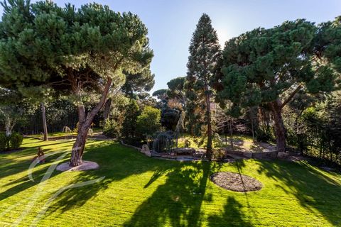 Wunderschönes und sehr elegantes Anwesen mit ausgezeichneten Qualitäten und in ausgezeichnetem Zustand gebaut. Es hat eine bebaute Fläche von 1.200 m² und ein Grundstück von ca. 4.000m2. Im Erdgeschoss finden wir eine herrliche Halle von ca. 80 m² mi...