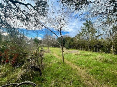 Exclusive. In the heart of the city, only 10 minutes from Montpellier, superb building plot of approx. 2000 m2 divisible into 3 plots for the construction of 3 detached houses. On one of the 3 plots, there's a building to renovate, extend or replace....