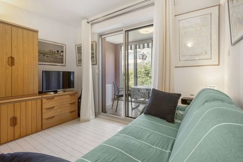 Dieses charmante, 30 m² große Apartment mit Platz für 4 Gäste bietet eine gemütliche und einladende Atmosphäre mit Außenblick. Es ist perfekt für einen Rückzugsort am Meer und befindet sich in einer familienfreundlichen Gegend, nur 200 Meter vom Sand...