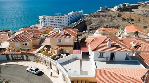 En una tranquila y encantadora calle de Loma Dos, se encuentra esta magnífica vivienda independiente, un hogar diseñado para ofrecer el máximo confort y una calidad de vida excepcional. Con una distribución de tres plantas, esta propiedad destaca por...