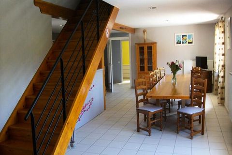 Fuera del pueblo, casa rural contigua a los propietarios en planta baja + primer piso, terreno privado abierto, garaje, jardín, mesa de ping-pong, 2 tumbonas. Salón, rincón cocina, salón, convertible, 1 dormitorio, 1 cama doble, ducha (oculta), WC ac...