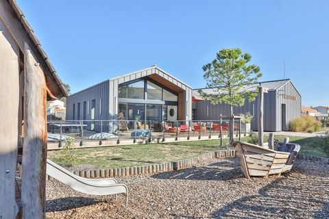 Une piscine privée devant la porte ? Ici, vous avez le choix entre les vagues assourdissantes de l'Atlantique et la baignade devant la terrasse.La résidence, qui n'a ouvert ses portes qu'en 2021, compte une soixantaine de maisons meublées de façon mo...