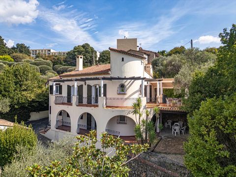 Nur wenige Minuten vom Stadtzentrum von Grasse entfernt entdecken Sie diese wunderschöne Architektenvilla von ca. 260m2 in dominanter Lage mit einem Panoramablick auf die Hügel und das grüne Tal. Die Villa liegt absolut ruhig in einem Wohnviertel in ...