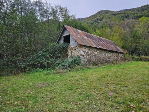 Nature, river, calm... This is where you'll find it all. Come and discover this magnificent barn with a floor area of 43 m2 with a floor under sloping. The framework and joists of the floor of the first floor are recent, various works on the walls ha...