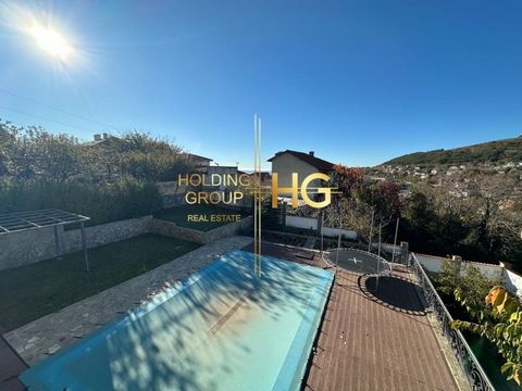 HOLDING GROUP Real Estate presenteert een geweldig huis met drie verdiepingen in de stad Balchik Act 16! Toegang tot asfalt! Gedeeltelijk uitzicht op zee! Dicht bij het Balchik-ziekenhuis! Het huis heeft een oppervlakte van 210 m². Gelegen op 610 m²....