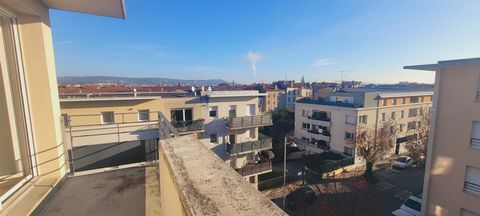 A stone's throw from the Central Hospital and all amenities, public transport and shops. This apartment offers you easy access to all the services of the city. Enjoy a peaceful living environment with an unobstructed view of Nancy located on the 4th ...