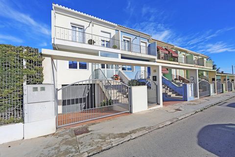 Wonderful semi-detached villa in the center of Pego, within walking distance of all shops and amenities. Built on 2 levels and a basement with a total built area of ​​250m2, the house consists of: On the ground floor, a beautiful living room with woo...