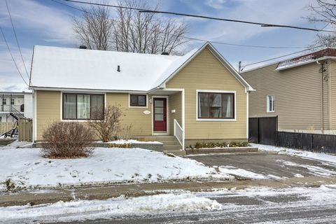 This house, renovated in 2024, is perfect for a family. With its three bedrooms, modern kitchen open to the living room, and large windows, it offers exceptional natural light and a contemporary design. The Bi-energy system ensures reduced energy cos...