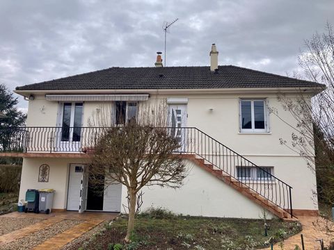 Située à Nazelles-Négron (37530), cette propriété bénéficie d'un emplacement idéal offrant un cadre de vie paisible et verdoyant. Proche des écoles, des services de crèche et des transports en commun tels que le train, cette maison profite d'une loca...