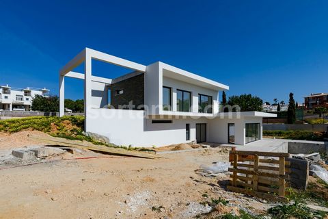 Wunderschönes Einfamilienhaus mit drei Schlafzimmern plus einem zusätzlichen in Carvoeiro! Dieses sensationelle Anwesen befindet sich in der Endphase des Baus auf einem Grundstück von 1036 m2 und einer Baufläche von 270 m2. Das Haus umfasst im Erdges...